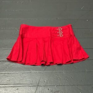 mini pleated red buckle skirt